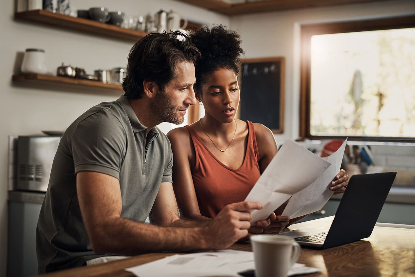 Stel neemt aan de keukentafel samen de financiele post en rekeningen door