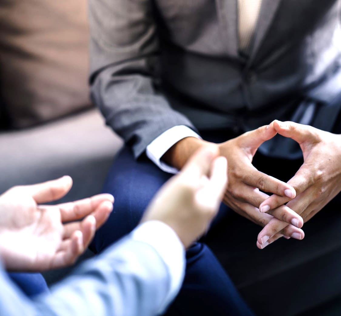 Adviseur en client in vertrouwelijk gesprek tijdens een persoonlijk adviesgesprek