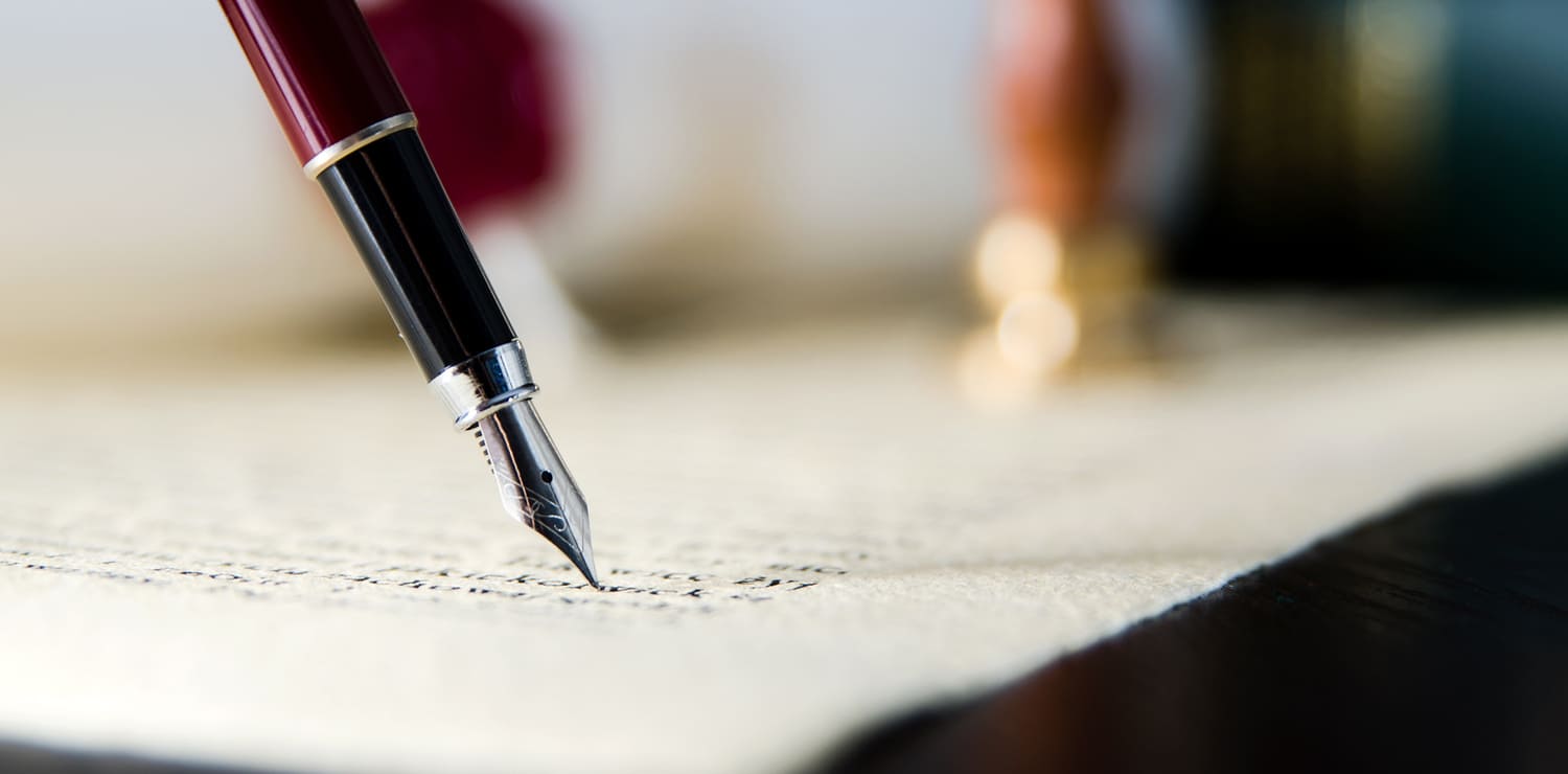Vulpen schrijft op papier als symbool voor het opstellen en toezicht op levenstestamenten
